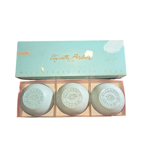 VINTAGE NIB Unused Elizabeth Arden Set of Three Blue Round Bluegrass Bath Soaps - Picture 3 of 6